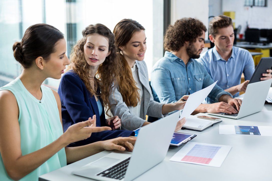 Foto di studenti che lavorano al computer